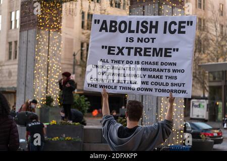 Seattle, USA. Dezember 2020. Spät am Tag protestieren Demonstranten bei der Seattle Immigrants Rally und marschieren in der Innenstadt am Westlake Park. Die Protestierenden solidarisieren sich mit den inhaftierten Immigranten, die sich im NW Ice Haftzentrum im Hungerstreik befinden. Quelle: James Anderson/Alamy Live News Stockfoto
