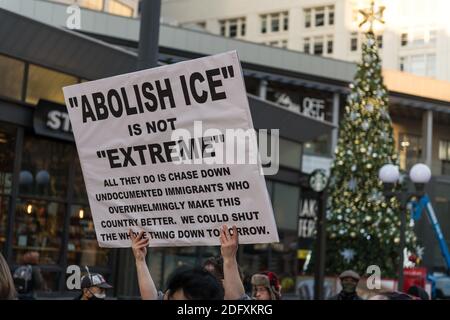 Seattle, USA. Dezember 2020. Spät am Tag protestieren Demonstranten bei der Seattle Immigrants Rally und marschieren in der Innenstadt am Westlake Park. Die Protestierenden solidarisieren sich mit den inhaftierten Immigranten, die sich im NW Ice Haftzentrum im Hungerstreik befinden. Quelle: James Anderson/Alamy Live News Stockfoto