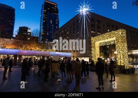 Seattle, USA. Dezember 2020. Am frühen Abend protestieren Demonstranten bei der Seattle Immigrants Rally und marschieren in der Innenstadt am Westlake Park. Die Protestierenden solidarisieren sich mit den inhaftierten Immigranten, die sich im NW Ice Haftzentrum im Hungerstreik befinden. Quelle: James Anderson/Alamy Live News Stockfoto