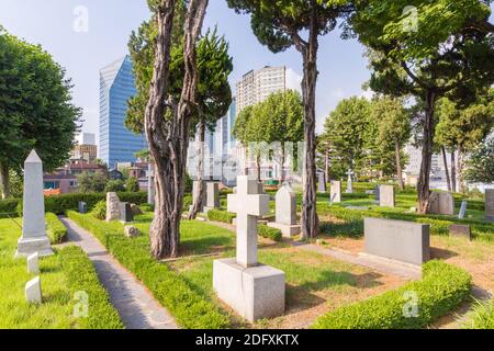 Gräber auf dem Yanghwajin-Auslandsmissionarischen Friedhof in Seoul, Südkorea Stockfoto