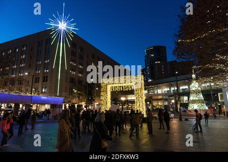 Seattle, USA. Dezember 2020. Am frühen Abend protestieren Demonstranten bei der Seattle Immigrants Rally und marschieren in der Innenstadt am Westlake Park. Die Protestierenden solidarisieren sich mit den inhaftierten Immigranten, die sich im NW Ice Haftzentrum im Hungerstreik befinden. Quelle: James Anderson/Alamy Live News Stockfoto