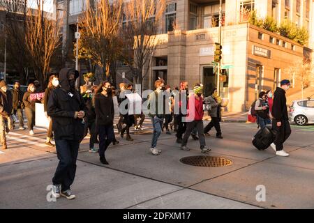 Seattle, USA. Dezember 2020. Spät in den Tag Protestierenden bei der Seattle Immigrants Rally und März in der Innenstadt auf 2nd ave. Protestierenden stehen in Solidarität mit den inhaftierten Immigranten im Hungerstreik in der NW Ice Strafanstalt. Quelle: James Anderson/Alamy Live News Stockfoto