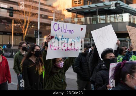 Seattle, USA. Dezember 2020. Spät in den Tag Protestierenden bei der Seattle Immigrants Rally und März in der Innenstadt auf 2nd ave. Protestierenden stehen in Solidarität mit den inhaftierten Immigranten im Hungerstreik in der NW Ice Strafanstalt. Quelle: James Anderson/Alamy Live News Stockfoto