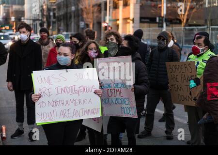 Seattle, USA. Dezember 2020. Spät in den Tag Protestierenden bei der Seattle Immigrants Rally und März in der Innenstadt auf 2nd ave. Protestierenden stehen in Solidarität mit den inhaftierten Immigranten im Hungerstreik in der NW Ice Strafanstalt. Quelle: James Anderson/Alamy Live News Stockfoto