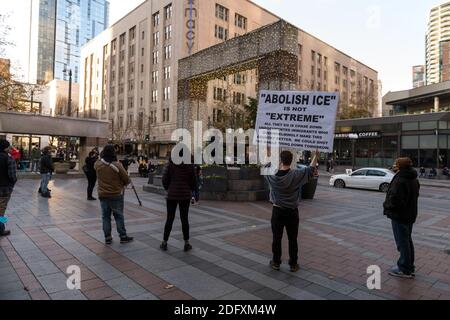 Seattle, USA. Dezember 2020. Spät am Tag protestieren Demonstranten bei der Seattle Immigrants Rally und marschieren in der Innenstadt am Westlake Park. Die Protestierenden solidarisieren sich mit den inhaftierten Immigranten, die sich im NW Ice Haftzentrum im Hungerstreik befinden. Quelle: James Anderson/Alamy Live News Stockfoto