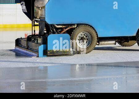 Polierte Eis Wartung Maschine Eisvorbereitung auf der Eisbahn dazwischen Sitzungen im Freien bereit für Spiel Stockfoto