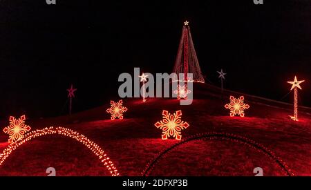 Urlaub Außenbeleuchtung Dekorationen, rote Lichter auf dem schwarzen Nachthintergrund Stockfoto