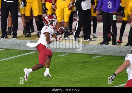 Los Angeles, Kalifornien. Dezember 2020. Washington State Cougars Wide Receiver Renard Bell #9 in Aktion während des ersten Quartals das NCAA Football Spiel zwischen den USC Trojans und den Washington State Cougars im Coliseum in Los Angeles, Kalifornien.obligatorische Bildquelle: Louis Lopez/CSM/Alamy Live News Stockfoto