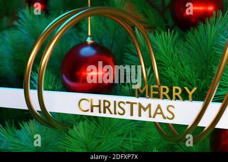 3D-Illustration Nahaufnahme einer roten Weihnachtskugeln, die an einem Weihnachtsbaum hängen. Neujahrs- und Weihnachtskonzept. Wunderschön dekorierter Weihnachtsbaum Stockfoto