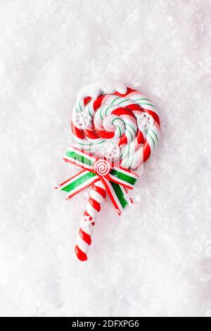 Flatlay Weihnachten Lollipop im Schnee. Das Konzept eines Frohes neues Jahr. Weihnachten Hintergrund. Stockfoto