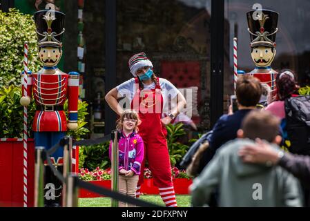 Melbourne, Australien. November 2020. Menschen sehen sich anstellen, um Fotos mit dem Weihnachtsmann und seinen Helfern beim Santa's Workshop am Federation Square in Melbourne zu machen. Kredit: SOPA Images Limited/Alamy Live Nachrichten Stockfoto