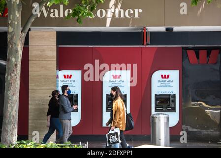 Melbourne, Australien. November 2020. Fußgänger laufen an Geldautomaten an der Westpac Bank in der Swanston Street vorbei. Kredit: SOPA Images Limited/Alamy Live Nachrichten Stockfoto