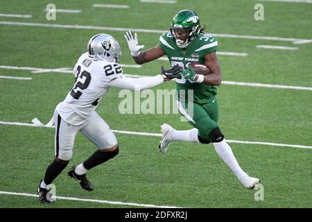 Der New York Jets Running Back Josh Adams (36) wird von den Las Vegas Raiders Cornerback Keisean Nixon (22) während des NFL-Spiels im MetLife Stadium verteidigt. Die Raiders besiegten die Jets 31-28. (Errol Anderson/Image of Sport) Stockfoto