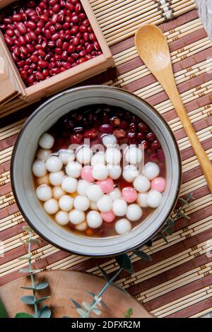 Chinesische klebende Reisbällchen, chinesische werden während (Yuanxiao) serviert Als Dessert auf einem Laternenfest, chinesischer Hochzeitstag Und Wintersonnenwende F Stockfoto