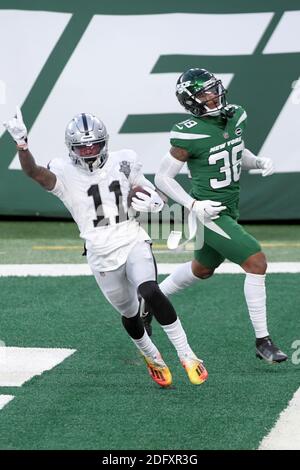 Der Spieler Henry Ruggs III (11) von Las Vegas Raiders feiert, nachdem er einen 46-Yard-Touchdown-Pass erhalten hat, während die Zeit abläuft, als Lamar Jackson (38) von New York Jets während des NFL-Spiels im MetLife Stadium verteidigt. Die Raiders besiegten die Jets 31-28. (Errol Anderson/Image of Sport) Stockfoto