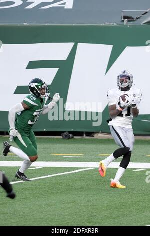 Henry Ruggs III (11), der Spieler der Las Vegas Raiders, erhält einen 46-Yard-Touchdown-Pass, während die Zeit abläuft, als Lamar Jackson (38) von New York Jets während des NFL-Spiels im MetLife Stadium verteidigt. Die Raiders besiegten die Jets 31-28. (Errol Anderson/Image of Sport) Stockfoto