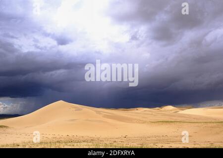 Barkhans in der Mongolei. Sanddünenwüste Mongol Els in der Nähe des Sees Durgen Nuur. Provinz Khovd, Westmongolei. Stockfoto