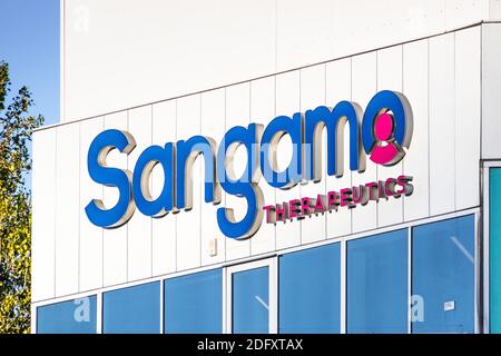 Sep 21, 2020 Brisbane / CA / USA - Sangamo Logo am Hauptsitz im Silicon Valley; Sangamo Therapeutics, Inc. (Früher bekannt als Sangamo BioSC Stockfoto