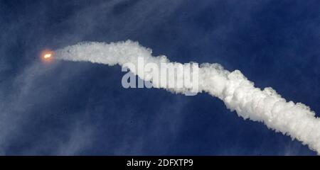 KEIN FILM, KEIN VIDEO, KEIN Fernsehen, KEINE DOKUMENTATION - die SpaceX Falcon 9 Rakete hebt ab vom Kennedy Space Center, Florida, mit der CRS-21 Cargo Dragon 2 Kapsel, Sonntag, 6. Dezember 2020. Auf dem Weg zur Internationalen Raumstation ist es der erste Flug der Dragon 2 Raumsonde in der zweiten Phase des kommerziellen Wiederaufnahmedienstes der NASA. Foto von Joe Burbank/Orlando Sentinel/TNS/ABACAPRESS.COM Stockfoto