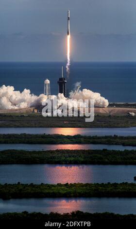 KEIN FILM, KEIN VIDEO, KEIN Fernsehen, KEINE DOKUMENTATION - die SpaceX Falcon 9 Rakete hebt ab vom Kennedy Space Center, Florida, mit der CRS-21 Cargo Dragon 2 Kapsel, Sonntag, 6. Dezember 2020. Auf dem Weg zur Internationalen Raumstation ist es der erste Flug der Dragon 2 Raumsonde in der zweiten Phase des kommerziellen Wiederaufnahmedienstes der NASA. Foto von Joe Burbank/Orlando Sentinel/TNS/ABACAPRESS.COM Stockfoto