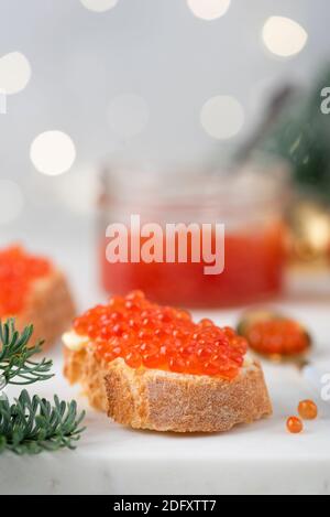 Russische Vorspeise kanappen mit rotem Kaviar auf Weißbrot. Weihnachten, Neujahr und Winterferien Essen Stockfoto