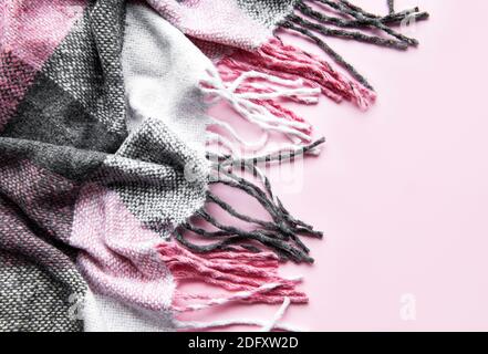 Gekrümmte, warm gewebte rosa-graue Decke. Draufsicht. Stockfoto