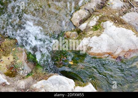 Schmaler Bergbach Stockfoto