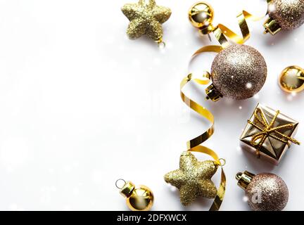 Festlicher weißer Hintergrund mit goldenen Weihnachtsdekorationen. Flach liegend, Draufsicht. Platz für Text kopieren. Stockfoto