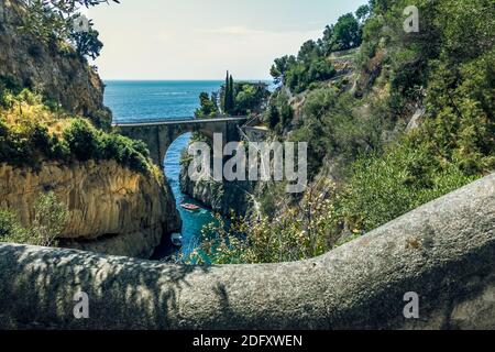 Fiordo di Furor, Amalfiküste, Panoramablick auf die Bogenbrücke zwischen Felsen von Fjord, Treppen und Meer Stockfoto