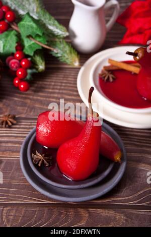 Pochierte Birnen in Rotwein mit Gewürzen Stockfoto