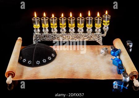 Menora mit brennenden Ölkerzen und Kippah mit torah-Mockup für Chanukka. Jüdischer Feiertag. Stockfoto