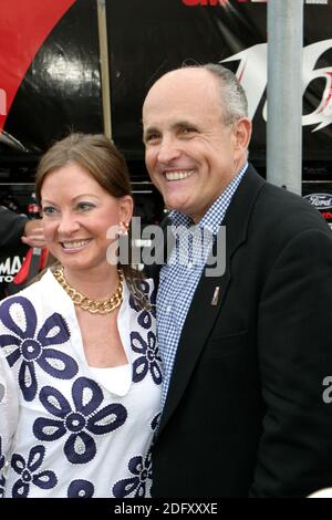 Daytona Beach, FL - 7. Juli: Der ehemalige Bürgermeister von New York und Präsidentschaftskandidat Rudy Giuliani und seine Frau Judith Nathan waren in Daytona Beach, FL für die Nascar Pepsi 400. Giuliani war der Großmarschall. Hier posiert er mit dem Schauspieler Kevin James, der als offizieller Starter zur Verfügung stand, während er für seinen kommenden Film Chuck and Larry geworben hat, der am 20. Juli beginnt. Personen: Judith Nathan; Rudy Giuliani Transmission Ref: MNC muss anrufen, wenn interessiert Michael Storms Kredit: Storms Media Group/Alamy Live News Stockfoto