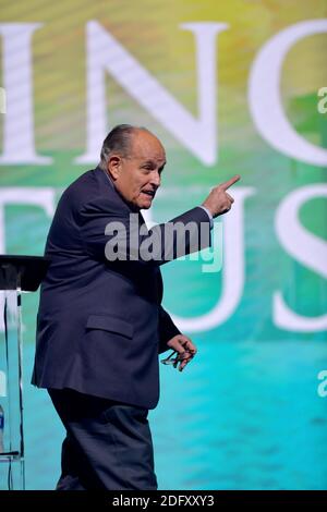 WEST PALM BEACH, FL - DEZEMBER 19: Der YankeeÕs ehemalige Bürgermeister von New York City und Anwalt von Präsident Donald Trump Rudy Giuliani spricht mit seinem New Yorker World Series Ring auf dem Wendepunkt USA Student Action Summit 2019 - Tag 1 im Palm Beach County Convention Center am 19. Dezember 2019 in West Palm Beach, Florida. Personen: Rudy Giuliani Kredit: Storms Media Group/Alamy Live News Stockfoto