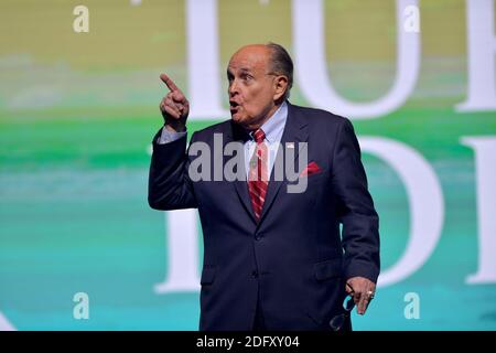 WEST PALM BEACH, FL - DEZEMBER 19: Der ehemalige Bürgermeister von New York City und Anwalt von Präsident Donald Trump Rudy Giuliani spricht mit seinem New York Yankee's World Series Ring am 2019. Dezember 2019 im Palm Beach County Convention Center in West Palm Beach, Florida, auf dem Wendepunkt USA Student Action Summit 19. Personen: Rudy Giuliani Kredit: Storms Media Group/Alamy Live News Stockfoto