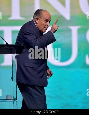 WEST PALM BEACH, FL - DEZEMBER 19: Der YankeeÕs ehemalige Bürgermeister von New York City und Anwalt von Präsident Donald Trump Rudy Giuliani spricht mit seinem New Yorker World Series Ring auf dem Wendepunkt USA Student Action Summit 2019 - Tag 1 im Palm Beach County Convention Center am 19. Dezember 2019 in West Palm Beach, Florida. Personen: Rudy Giuliani Kredit: Storms Media Group/Alamy Live News Stockfoto