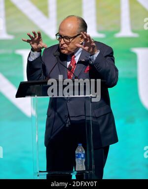 WEST PALM BEACH, FL - DEZEMBER 19: Der ehemalige Bürgermeister von New York City und Anwalt von Präsident Donald Trump Rudy Giuliani spricht mit seinem New York Yankee's World Series Ring am 2019. Dezember 2019 im Palm Beach County Convention Center in West Palm Beach, Florida, auf dem Wendepunkt USA Student Action Summit 19. Personen: Rudy Giuliani Kredit: Storms Media Group/Alamy Live News Stockfoto