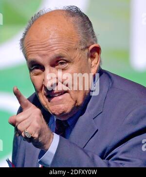 WEST PALM BEACH, FL - DEZEMBER 19: Der YankeeÕs ehemalige Bürgermeister von New York City und Anwalt von Präsident Donald Trump Rudy Giuliani spricht mit seinem New Yorker World Series Ring auf dem Wendepunkt USA Student Action Summit 2019 - Tag 1 im Palm Beach County Convention Center am 19. Dezember 2019 in West Palm Beach, Florida. Personen: Rudy Giuliani Kredit: Storms Media Group/Alamy Live News Stockfoto
