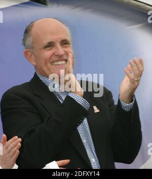 Daytona Beach, FL - 7. Juli: Der ehemalige Bürgermeister von New York und Präsidentschaftskandidat Rudy Giuliani und seine Frau Judith Nathan waren in Daytona Beach, FL für die Nascar Pepsi 400. Giuliani war der Großmarschall. Hier posiert er mit dem Schauspieler Kevin James, der als offizieller Starter zur Verfügung stand, während er für seinen kommenden Film Chuck and Larry geworben hat, der am 20. Juli beginnt. Personen: Rudy Giuliani Übertragung Ref: MNC muss anrufen, wenn interessiert Michael Storms Kredit: Storms Media Group/Alamy Live News Stockfoto