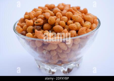 Indische berühmte Namkeer Snack Kara boondi oder würzig salzigen Boondi in transparenter Schüssel serviert. Tea Time Snack gebratene Kichererbsen Floour oder Besan frittiert in Stockfoto