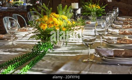 Gedeckten Tisch mit Besteck und Geschirr in der Sonne des Sonnenuntergangs Stockfoto