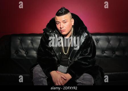 Anaheim, Kalifornien, USA. Dezember 2020. Latin Hip Hop/Rapper Invinceable während eines Interviews bei den Dreharbeiten zu seinem neuesten Musikvideo "Rain Dance" mit Rapper Too Short im Angels Cabaret in Anaheim, Kalifornien. Bild: Sheri Determan Stockfoto