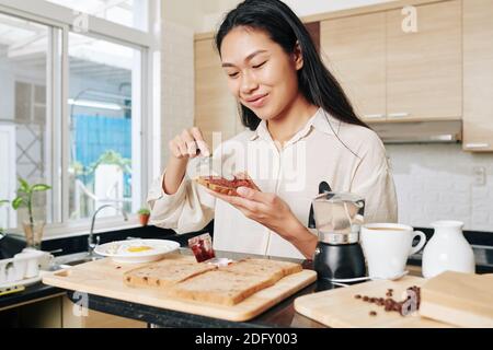 Frau macht Gelee Sandwich Stockfoto