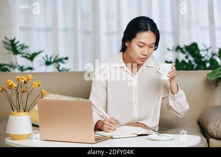 Junge Frau, die Arbeit macht Stockfoto