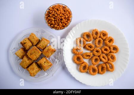 südindische Snacks werden serviert. Masala namkeen Khaari mit salzig würzigen kara boondi und Ring Murukku Chegodil oder kodabale Stockfoto