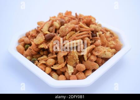 Indisch pakistanisch Namkeen nimko Snack Gericht Küche Essen. Herzhaftes Essen während der Teezeit und serviert für Gäste zu besonderen Anlässen oder Festivals. Stockfoto