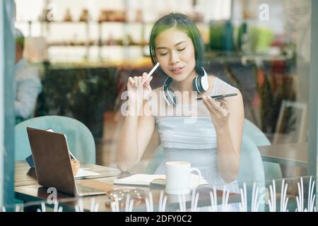 Schüler, die Ideen aufzeichnen Stockfoto