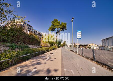 jerusalem, israel. 02-12-2020. Eine Promenade und ein Radweg in der Nähe des Geländes des ersten Bahnhofs in Jerusalem Stockfoto