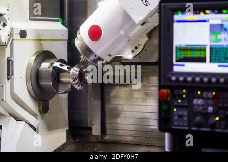 CNC-Fräs- oder Drehmaschine Schneiden Kegelrad mit Frässpindel. Mutitasking CNC-Drehmaschine. Industrielle Fertigungsmaschinen Stockfoto