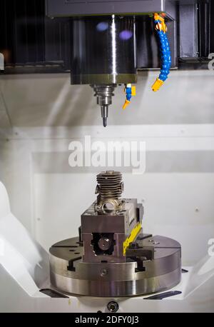 Hochpräzises CNC-Bearbeitungszentrum. Industrielle Metallbearbeitung Maschinen Stockfoto