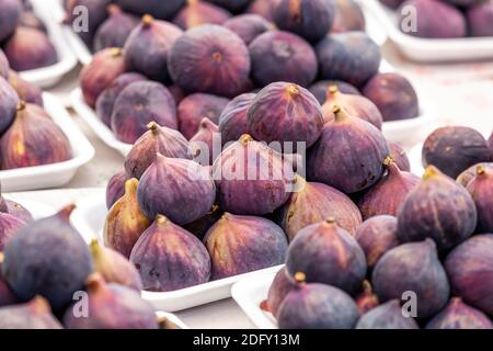 Close-up von Feigen für Verkauf an den Marktstand Stockfoto